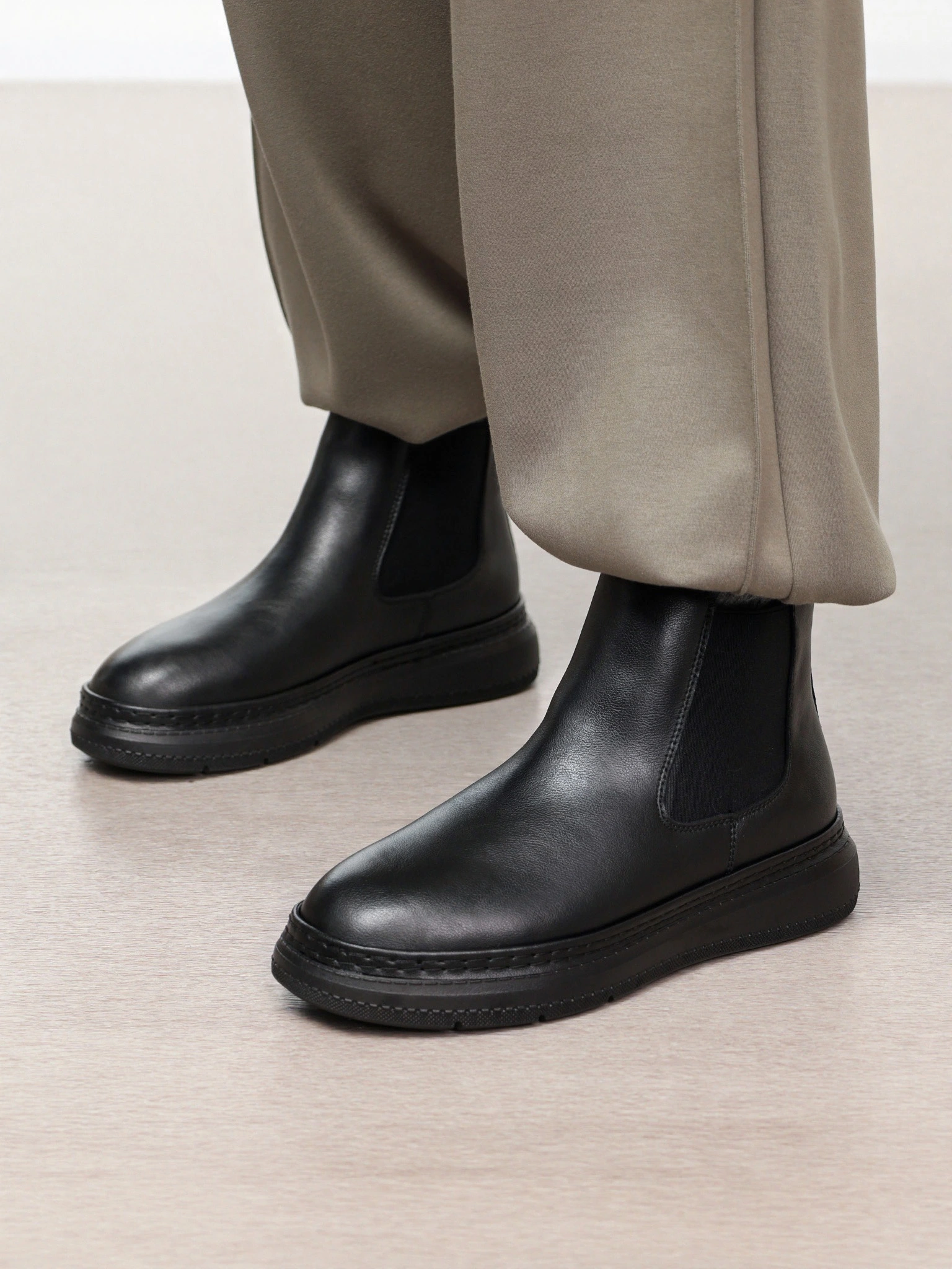 Ботинки-челси черного цвета на низкой подошве